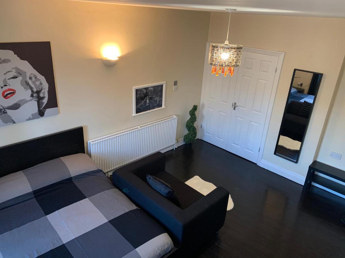 Beddington Park Lodge West ウォリントン エクステリア 写真